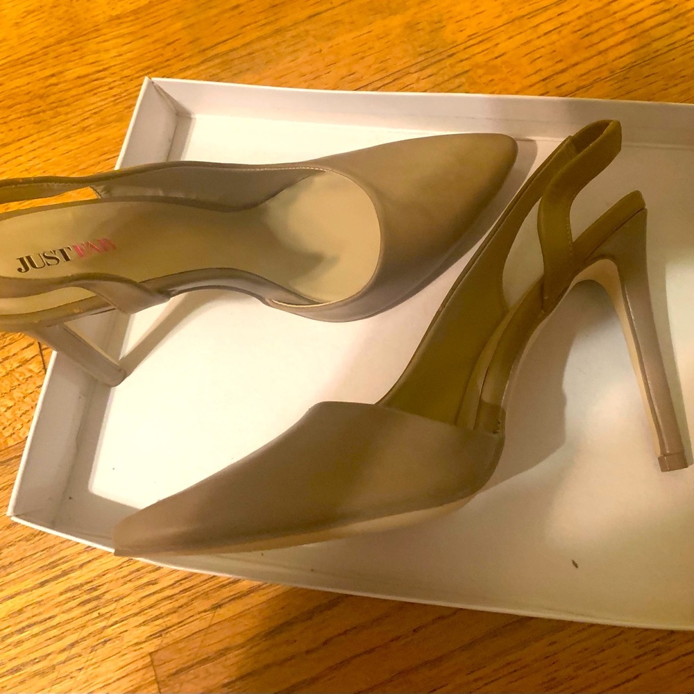 Beautiful tan heels. Never worn. 3.5 inches. Size 9.